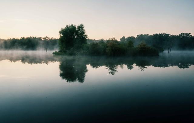 晨雾笼罩着湖面